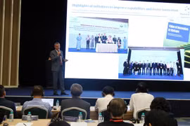 Chuyên gia từ Hiệp hội Doanh nghiệp Châu Âu tại Việt Nam (EuroCham) trình bày tham luận tại Diễn đàn kết nối đổi mới sáng tạo Việt Nam năm 2022. (Ảnh: Tiến Lực/TTXVN)