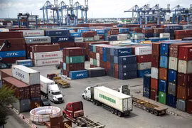 Bãi chứa container hàng hóa tại Tân Cảng Cát Lái. (Ảnh: Hồng Đạt/TTXVN)