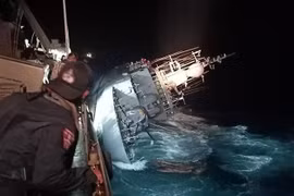 Tàu hộ vệ HTMS Sukhothai bị nghiêng sau khi nước tràn vào thân ở ngoài khơi tỉnh Prachuap Khiri Khan (Thái Lan) đêm 18/12/2022. (Ảnh: AFP/TTXVN)