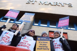 Nhân viên y tế tham gia đình công bên ngoài bệnh viện St Mary ở London (Anh) ngày 15/12/2022. (Ảnh: AFP/TTXVN)