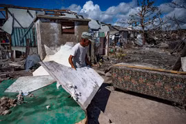 Người dân dọn dẹp sau bão Ian tại tỉnh Pinar del Rio (Cuba) ngày 13/10/2022. (Ảnh: AFP/TTXVN)