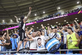 Các cổ động viên Argentina trên khán đài sân vận động Ahmad Bin Ali trong trận đấu ở vòng 1/8 World Cup 2022 giữa đội tuyển Argentina và Hà Lan, ngày 3/12. (Ảnh: THX/TTXVN)