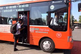 Hành khách lên xe buýt trong ngày khai trương tuyến xe buýt liền kề kết nối Đồng Nai-Thành phố Hồ Chí Minh. (Ảnh: Nguyễn Văn Việt/TTXVN)