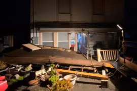 Thiệt hại do động đất gây ra bên ngoài một tòa nhà ở Rio Dell (California). (Nguồn: CNN)