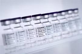 Vaccine phòng COVID-19 của hãng Pfizer/BioNTech. (Ảnh: AFP/TTXVN)