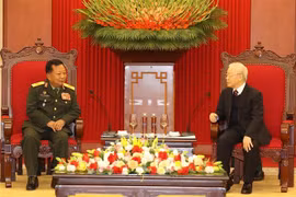 Tổng Bí thư Nguyễn Phú Trọng tiếp Đại tướng Chansamone Chanyalath - Ủy viên Bộ Chính trị, Phó Thủ tướng, Bộ trưởng Bộ Quốc phòng Lào. (Ảnh: Trí Dũng/TTXVN)