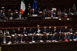 Thủ tướng Italy Giorgia Meloni (giữa, hàng 2) phát biểu trước Hạ viện ở Rome, ngày 25/10/2022. (Ảnh: THX/TTXVN)