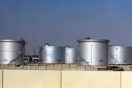 Các bể chứa tại cơ sở lọc dầu thuộc Công ty Saudi Aramco ở thành phố Dammam, cách thủ đô Riyadh (Arab Saudi) khoảng 450km về phía Đông. Ảnh: AFP/TTXVN)