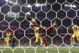 Tiền đạo Ecuador Enner Valencia (giữa, trái) đánh đầu vào lưới Qatar trong trận đấu bảng A vòng chung kết FIFA World Cup 2022, trên sân vận động ở Al Khor (Qatar), ngày 20/11/2022. (Ảnh: Yonhap/TTXVN)