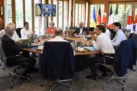Tổng thống Ukraine Volodymyr Zelensky (trên màn hình) phát biểu trực tuyến tại Hội nghị thượng đỉnh các nhà lãnh đạo Nhóm các nước công nghiệp hàng đầu thế giới (G7) tại Elmau (Đức), ngày 27/6/2022. (Ảnh: AFP/TTXVN)
