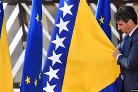Quốc kỳ Bosnia được treo tại hội nghị thượng đỉnh của Liên minh châu Âu ở Brussels ngày 23/6/2022. (Ảnh: AP)