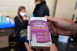 Một bộ xét nghiệm nhanh COVID-19 được phát miễn phí cho người sử dụng ở Los Angeles, bang California (Mỹ). (Ảnh: AFP/TTXVN)