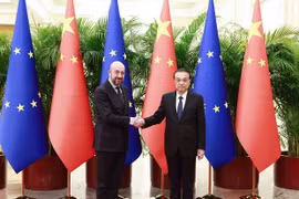 Thủ tướng Trung Quốc Lý Khắc Cường (phải) và Chủ tịch Hội đồng châu Âu Charles Michel trong cuộc gặp tại Bắc Kinh, ngày 1/12/2022. (Ảnh: THX/TTXVN)