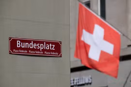 Quốc kỳ Thụy Sĩ tại quảng trường Bundesplatz ở Bern (Thụy Sĩ), ngày 2/5/2022. (Nguồn: reuters.com)