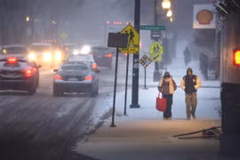 Tuyết phủ trắng trên tuyến đường ở Chicago, bang Illinois (Mỹ), ngày 22/12/2022. (Ảnh: AFP/TTXVN)
