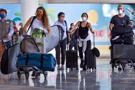 Hành khách tại sân bay quốc tế Ngurah Rai trên đảo Bali (Indonesia), ngày 16/2/2022. (Ảnh: THX/TTXVN)