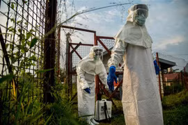 Nhân viên y tế làm việc tại khu vực điều trị cho bệnh nhân nhiễm Ebola tại Bundibugyo (Uganda). (Ảnh: AFP/TTXVN)
