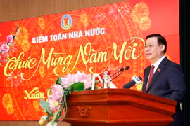 Chủ tịch Quốc hội Vương Đình Huệ chúc Tết cán bộ, công chức, người lao động Kiểm toán nhà nước. (Ảnh: Nhan Sáng/TTXVN)