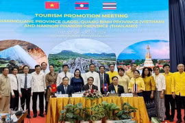 Lễ ký kết biên bản ghi nhớ hợp tác về lĩnh vực du lịch giữa 3 tỉnh Quảng Bình, Khammouane (Lào) và Nakhon Phanom (Thái Lan). (Ảnh: TTXVN phát)