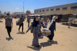 Người dân Palestine sơ tán khỏi khu vực phía Đông thành phố Khan Younis, miền Nam Dải Gaza ngày 2/7/2024. Ảnh: THX/TTXVN