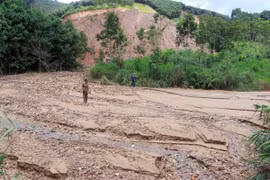 Toàn bộ diện tích 1ha ao nuôi cá của gia đình ông Bùi Văn Doanh ở thôn Đoàn Kết, xã Đại Sơn, bị đất đá vùi lấp. (Ảnh: Tuấn Anh/TTXVN)
