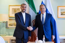 Ngoại trưởng Iran Hossein Amir-Abdollahian (trái) và Ngoại trưởng Nga Sergei Lavrov trong cuộc gặp ở Cape Town, Nam Phi ngày 2/6/2023. (Ảnh: AFP/TTXVN)