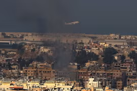 Khói bốc lên sau cuộc không kích của Israel tại Beirut, Liban, ngày 28/9/2024. (Ảnh: THX/TTXVN)