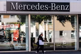 Một cửa hàng của hãng ôtô Mercedes-Benz tại Berlin, Đức. (Ảnh: THX/TTXVN)