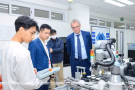 Đại diện tổ chức HCERES tham quan phòng thí nghiệm Đại học Bách khoa Hà Nội. (Ảnh: Đại học Bách khoa Hà Nội)