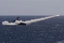 Tàu chiến KRI Tombak-629 của Indonesia bắn tên lửa vào mục tiêu trong cuộc tập trận chung TNI ngày 31/7/2023. (Ảnh: Antara)