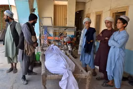 Thi thể nạn nhân thiệt mạng trong vụ đánh bom liều chết tại Kandahar, Afghanistan, ngày 21/3/2024. (Ảnh: AFP/TTXVN)