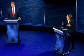 Phó Tổng thống Mỹ Kamala Harris (phải) và cựu Tổng thống Donald Trump trong cuộc tranh luận trực tiếp ở thành phố Philadelphia ngày 10/9/2024. (Ảnh: IRNA/TTXVN)