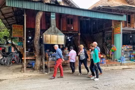 Du khách nước ngoài trải nghiệm du lịch homestay tại Bản Lác, Hòa Bình. (Ảnh: Xuân Mai/Vietnam+)