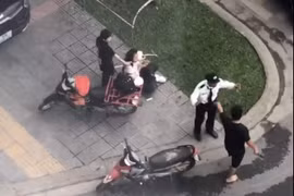 Người đàn ông mặc áo đen tay cầm hung khí. (Hình ảnh trong clip)