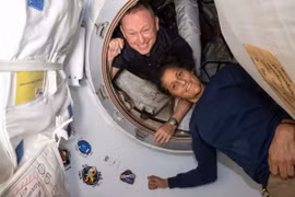 Hai phi hành gia kỳ cựu của NASA là Butch Wilmore (trái) và Suni Williams sẽ ở lại ISS đến tháng 2/2025 và trở về bằng tàu SpaceX. (Nguồn: NASA)