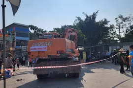 Lực lượng chức năng huyện Thanh Trì (Hà Nội) tiến hành cưỡng chế thu hồi đất của 16 hộ dân xã Ngọc Hồi do không chấp hành quy định của pháp luật về bồi thường, hỗ trợ tái định cư. (Ảnh: Minh Nghĩa/TTXVN)