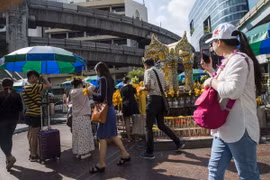 Khách du lịch tham quan đền Erawan ở thủ đô Bangkok, Thái Lan. (Ảnh: AFP/TTXVN)