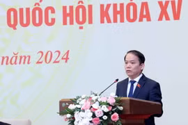 Chủ nhiệm Ủy ban Pháp luật của Quốc hội Hoàng Thanh Tùng trình bày Báo cáo thẩm tra một số vấn đề lớn còn ý kiến khác nhau về dự án Luật Thủ đô (sửa đổi). (Ảnh: Nhan Sáng/TTXVN)
