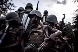 Binh sỹ CHDC Congo được triển khai tại khu vực ngoại ô Oicha. (Ảnh: AFP/TTXVN)