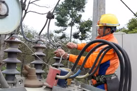 Công nhân Điện lực huyện Bắc Hà kiểm tra, bảo dưỡng trạm biến áp định kỳ để đảm bảo an toàn phục vụ nhân dân. (Ảnh: Quốc Khánh - TTXVN)