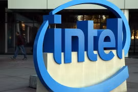 Biểu tượng Intel tại trụ sở của hãng ở Santa Clara, bang California, Mỹ. (Ảnh: AFP/TTXVN)