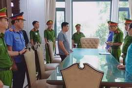 Cơ quan Cảnh sát điều tra Công an tỉnh Kiên Giang thi hành lệnh bắt bị can để tạm giam đối với Tăng Tấn Đạt về hành vi lừa đảo chiếm đoạt tài sản. (Ảnh: Cơ quan Công an cung cấp)