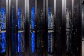 Máy chủ ở Trung tâm dữ liệu Digital Realty (Interxion) tại Madrid, Tây Ban Nha. Các trung tâm dữ liệu như thế này thường tiêu tốn nguồn điện năng khổng lồ. (Ảnh: Europa Press/Getty Images)