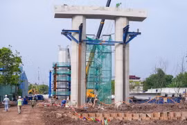 Công trường xây dựng cầu Máy Chai. (Minh Huệ/TTXVN)