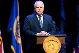 Thống đốc bang Minnesota Tim Walz. (Ảnh: AP/TTXVN)