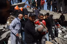 Người dân chuyển nạn nhân bị thương sau cuộc không kích của Israel xuống Dải Gaza ngày 31/3/2024. (Ảnh: THX/TTXVN)
