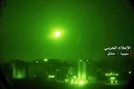 Hình ảnh do Đài truyền hình Syria đăng phát cho thấy hệ thống phòng không nước này đánh chặn tên lửa của Israel trên không phận Syria tháng 12/2023. Ảnh: AFP/TTXVN)