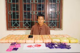 Đối tượng Giàng A Cở và tang vật vụ án. (Ảnh: TTXVN phát)