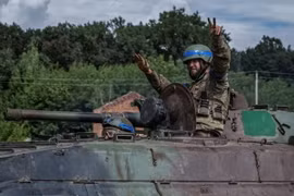 Binh sỹ Ukraine lái xe chiến đấu bộ binh BMP-1 gần biên giới với Nga ở khu vực Sumy. (Nguồn: Reuters)