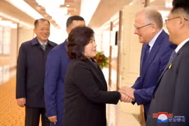 Bộ trưởng Ngoại giao Triều Tiên Choe Son Hui (giữa) rời Sân bay quốc tế Bình Nhưỡng, lên đường thăm Nga, ngày 28/10/2024. (Ảnh: Yonhap/TTXVN)